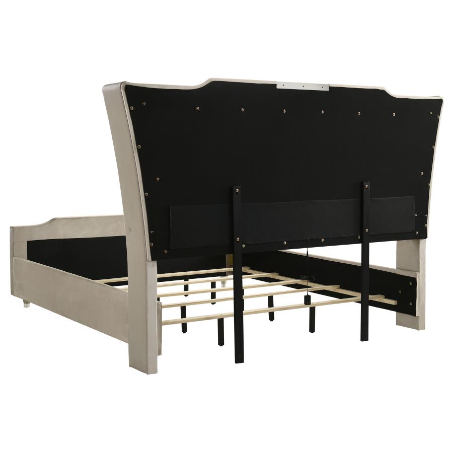 Lorient 4-piece Eastern King Bedroom Set Ivory and Camel-4