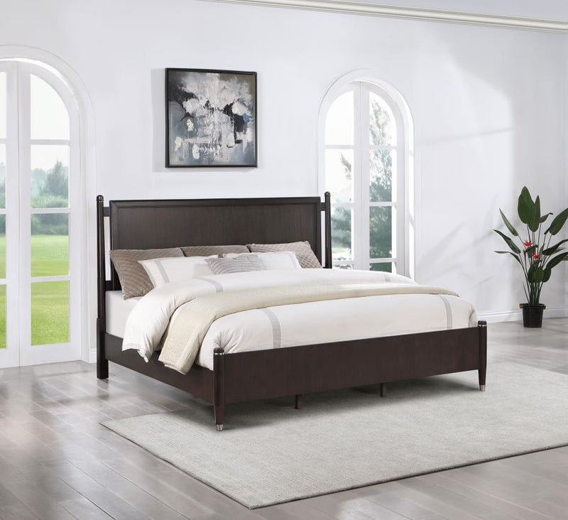 Emberlyn Wood Queen Poster Bed Brown-zoom-