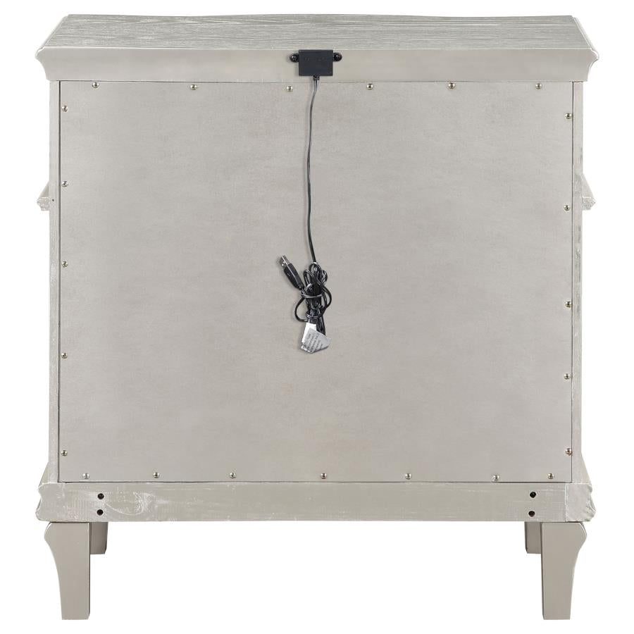 Evangeline 3-drawer Nightstand Silver Oak-zoom-7