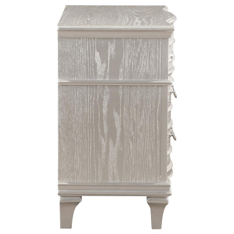 Evangeline 3-drawer Nightstand Silver Oak-zoom-